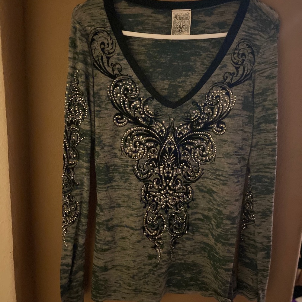 Vocal v neck l/s rhinestone L